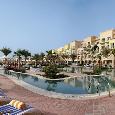 Moevenpick Hotel & Resort Al Bida'A Salmiya Екстер'єр фото The swimming pool at the resort