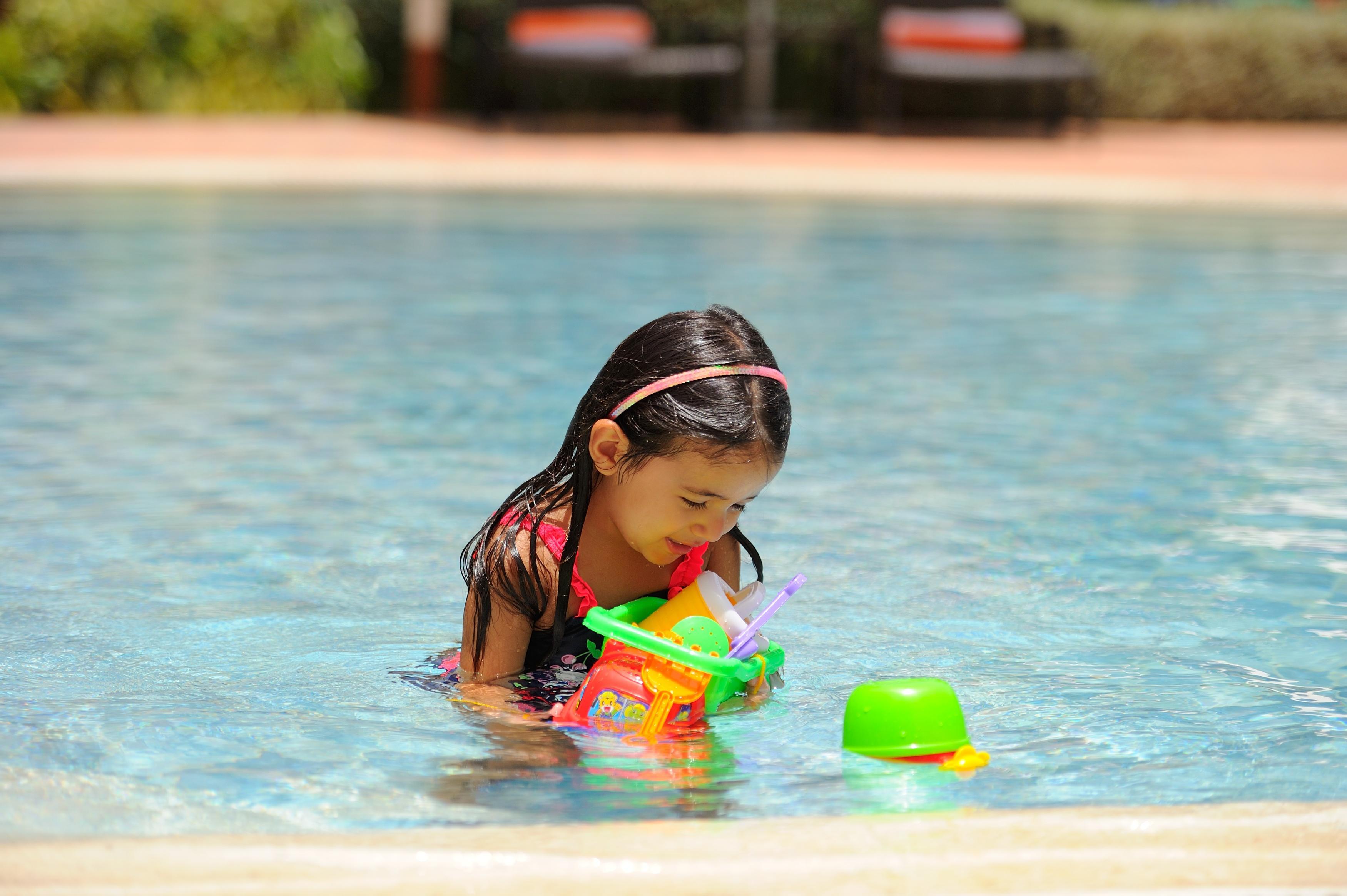 Moevenpick Hotel & Resort Al Bida'A Salmiya Екстер'єр фото A child playing with toys in a swimming pool