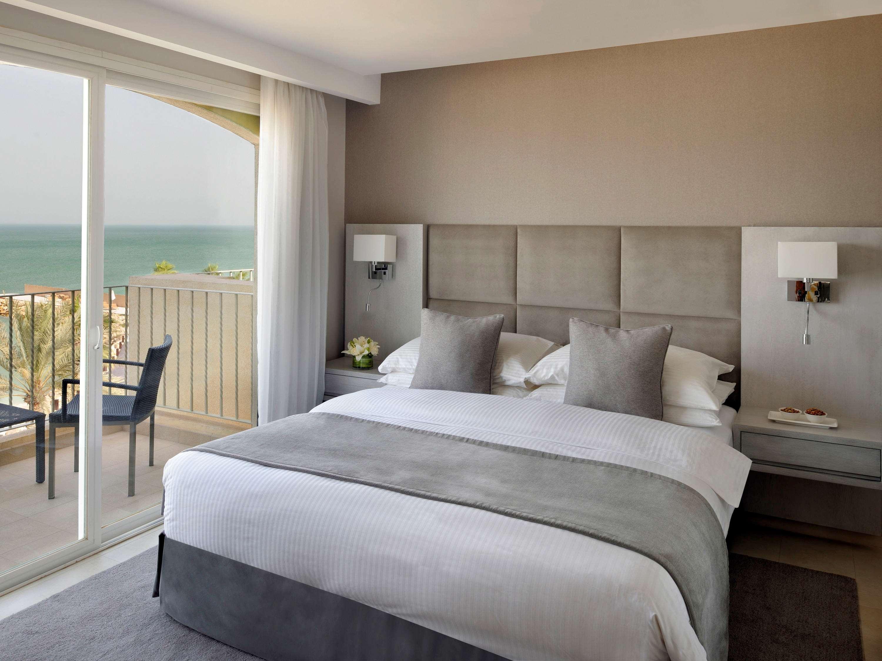 Moevenpick Hotel & Resort Al Bida'A Salmiya Екстер'єр фото A bedroom at the Hilton Tel Aviv