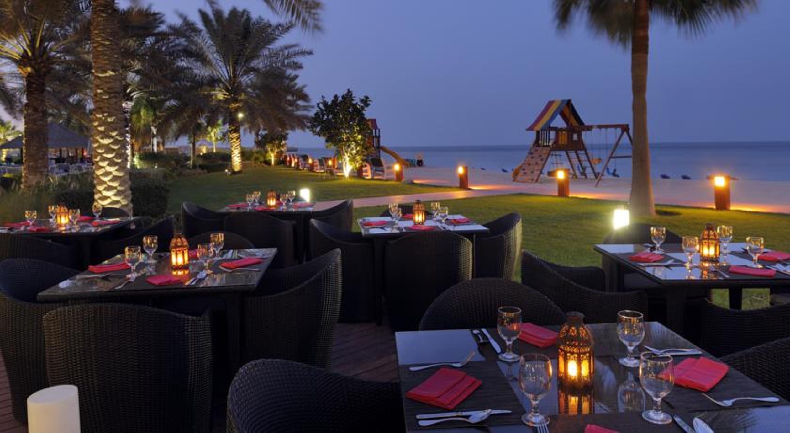 Moevenpick Hotel & Resort Al Bida'A Salmiya Екстер'єр фото Beachfront dining at Jumeirah Beach Hotel