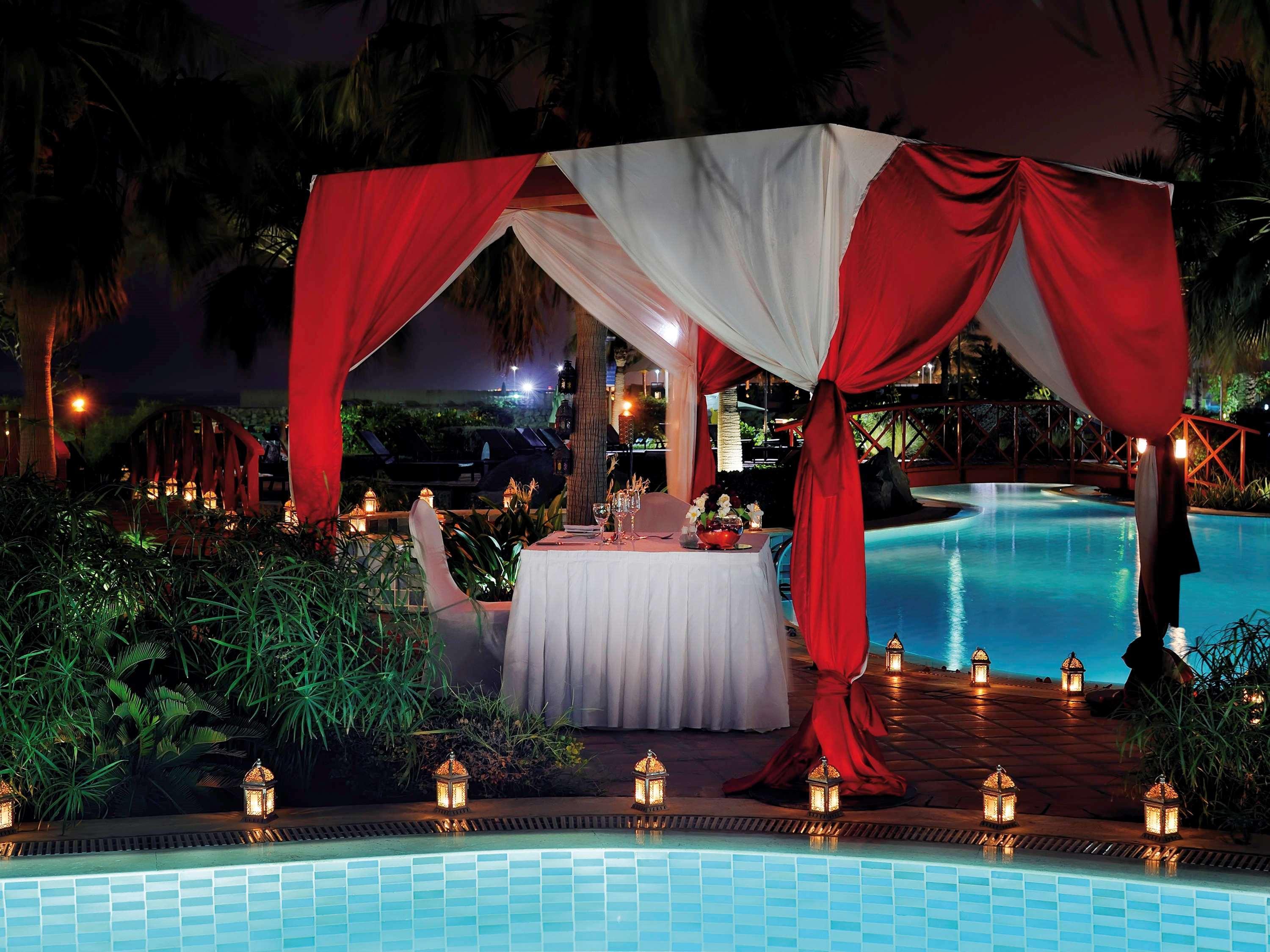 Moevenpick Hotel & Resort Al Bida'A Salmiya Екстер'єр фото A poolside dinner at the Taj Bengal