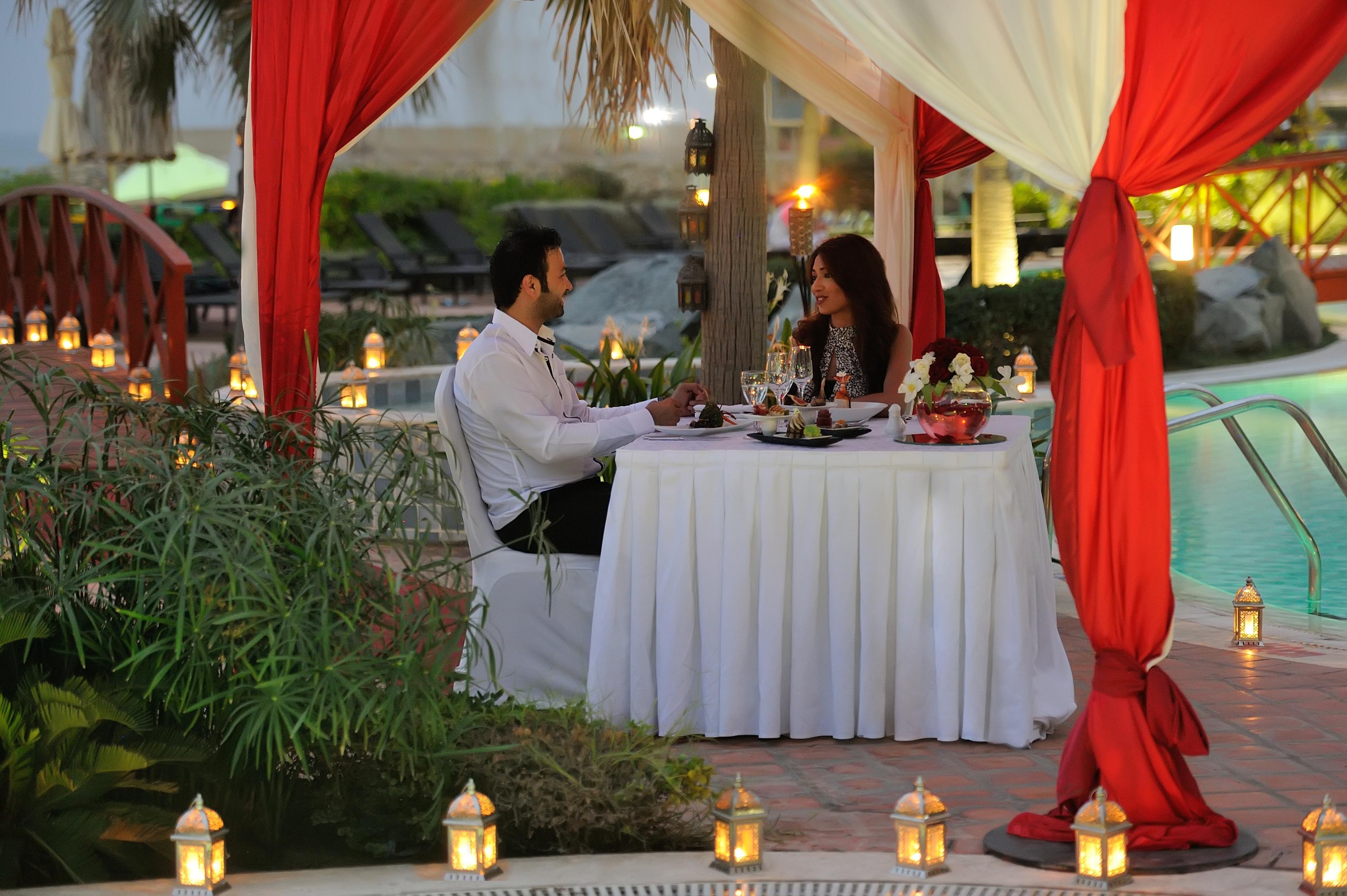 Moevenpick Hotel & Resort Al Bida'A Salmiya Екстер'єр фото A couple dining at the resort