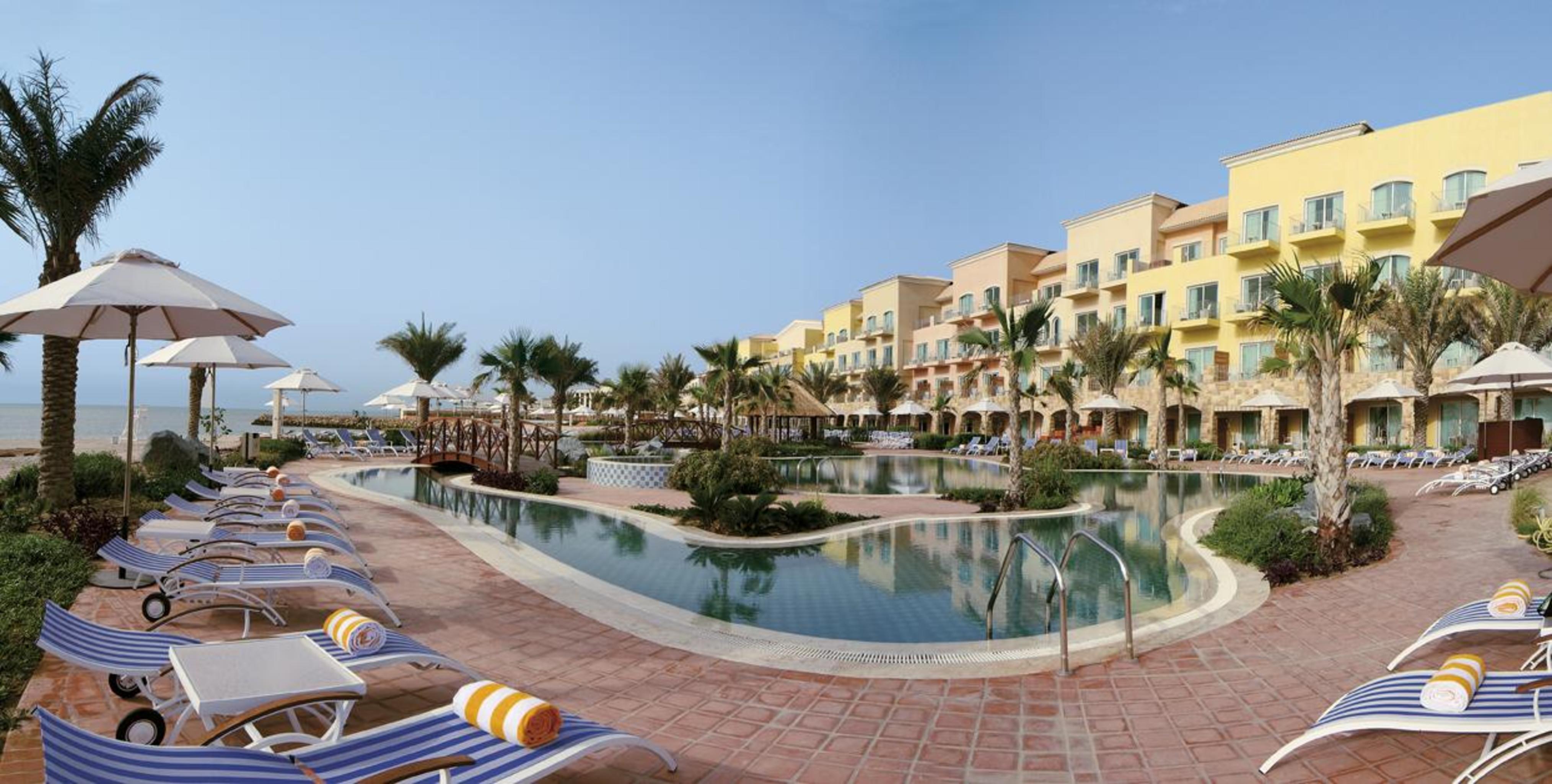 Moevenpick Hotel & Resort Al Bida'A Salmiya Екстер'єр фото The swimming pool at the resort
