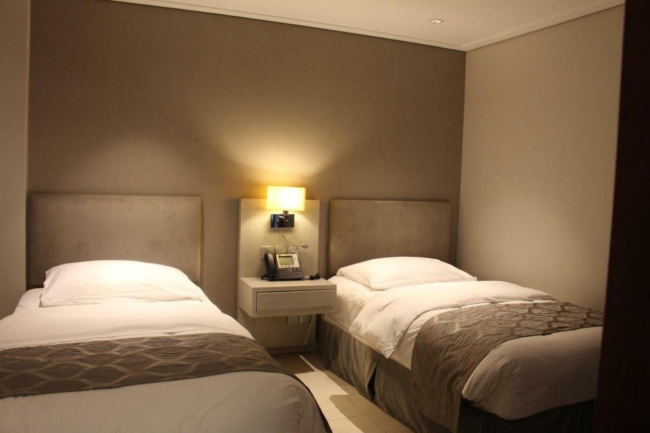 Moevenpick Hotel & Resort Al Bida'A Salmiya Екстер'єр фото A room at the hotel